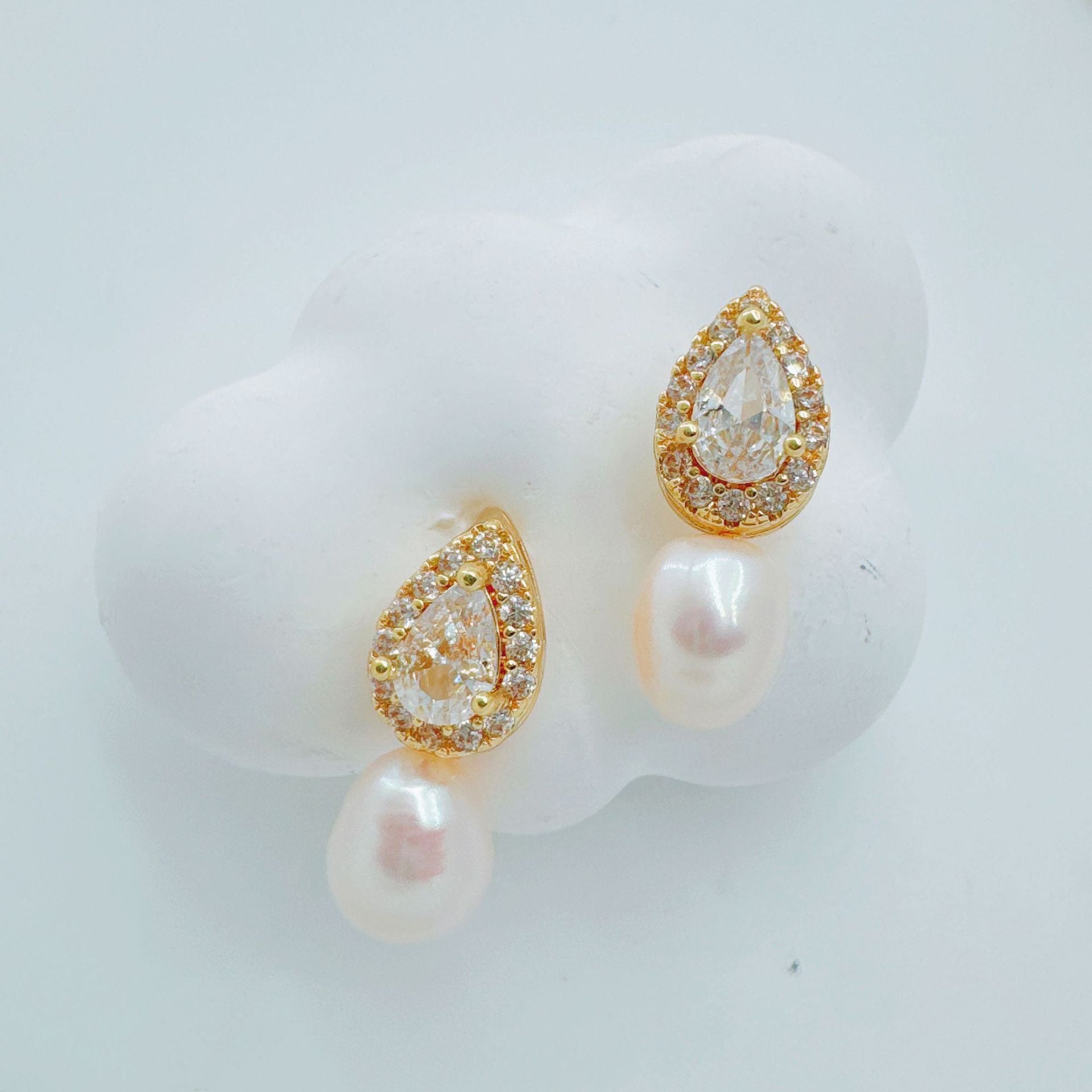 Wholesale Water Drop Earrings and Necklace Set Gold Plated Silver Needle Fashion Accessory