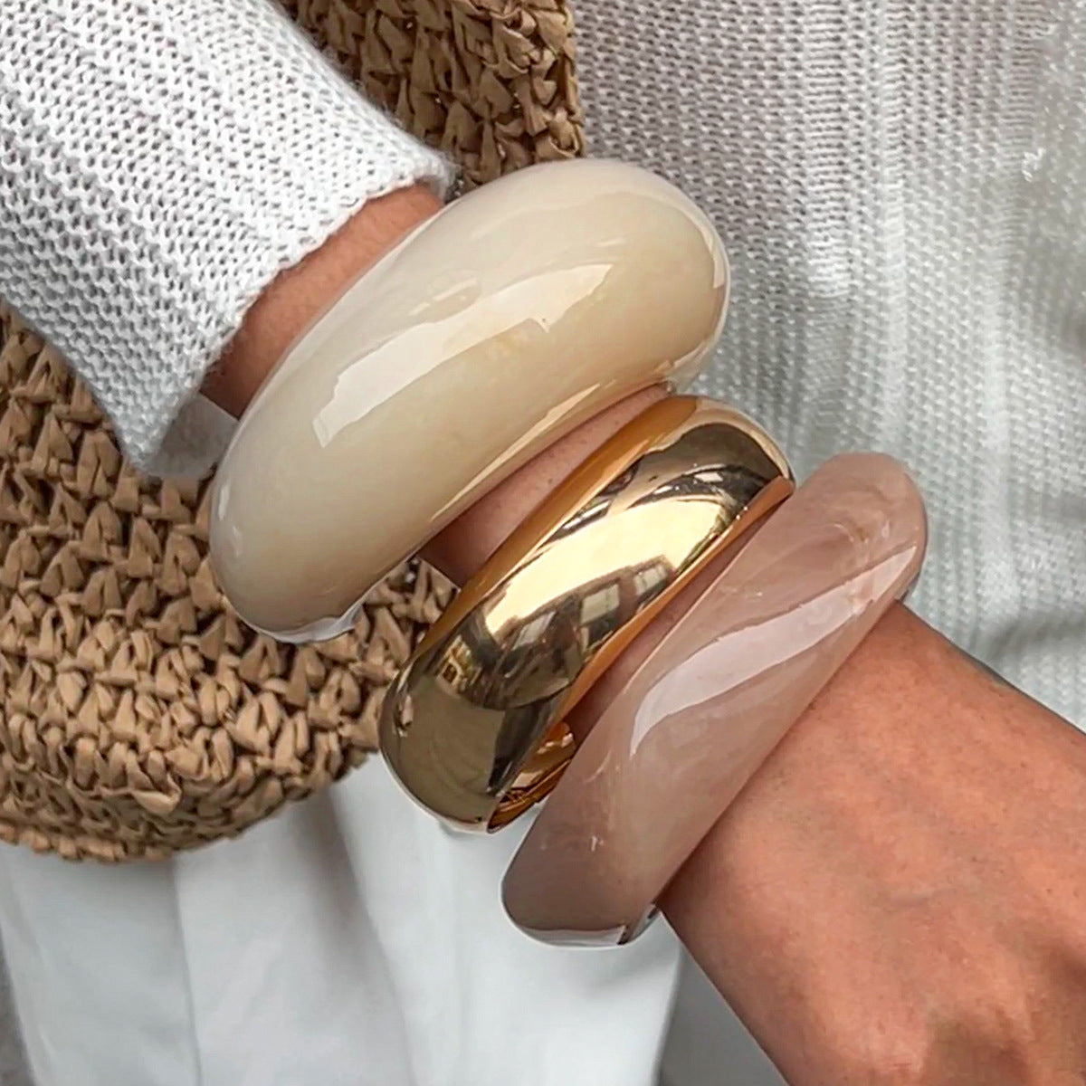 Wholesale Fashion Gold Resin Bracelet Irregular Exaggerated Moon Design Stylish Jewelry Accessory For Everyday Wear