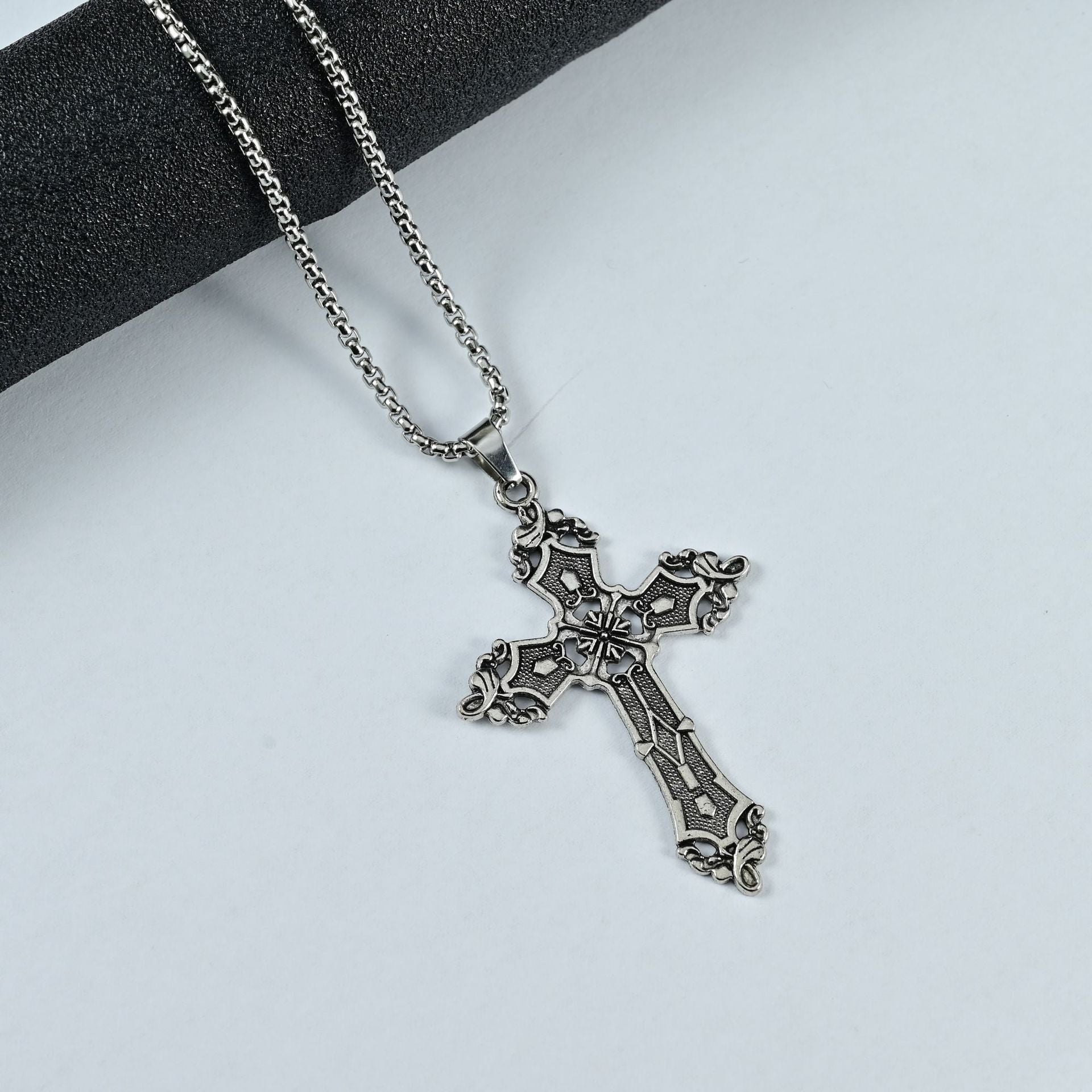 Wholesale Vintage Baroque Gothic Cross Pendant Necklace Bohemian Style Alloy Electroplated Jewelry Accessory For Women