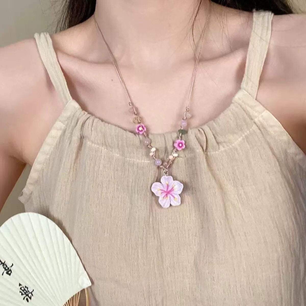 Wholesale Stylish White Resin Flower Pendant Necklace Summer Beach Vacation Women S Collarbone Chain Fashion Accessory