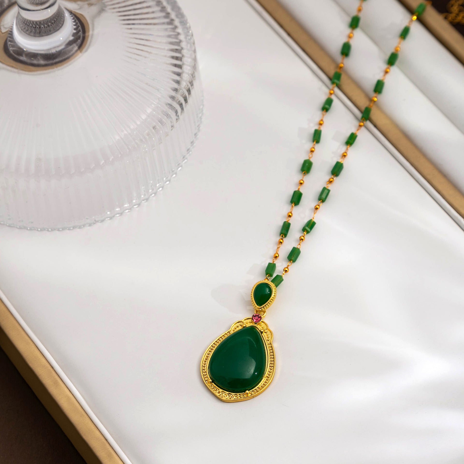 Wholesale  Retro Emerald Gradient Peace Button Necklace