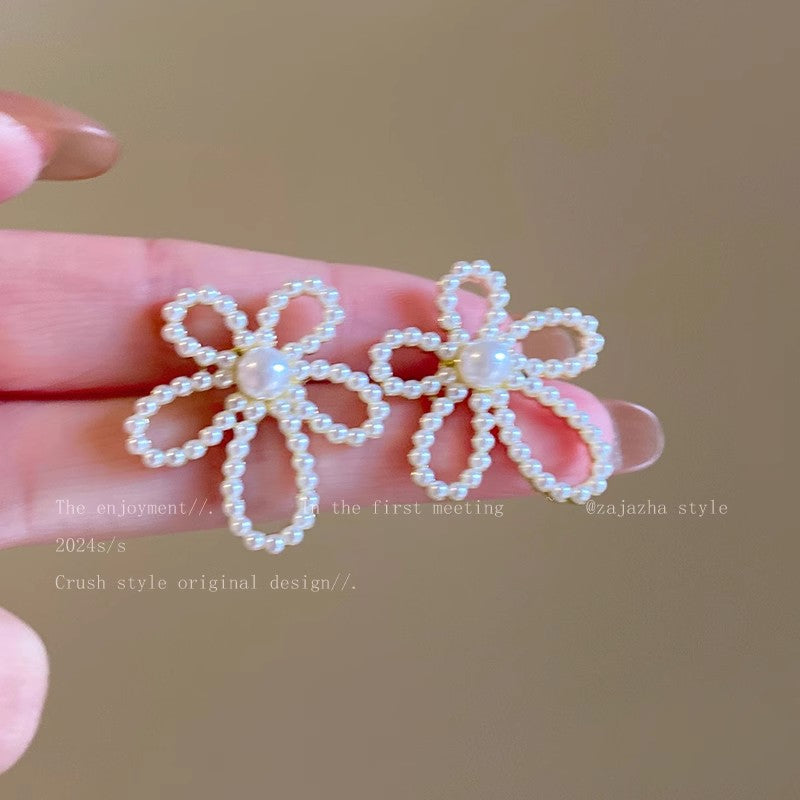 Wholesale  Retro Hollow Flower Earrings
