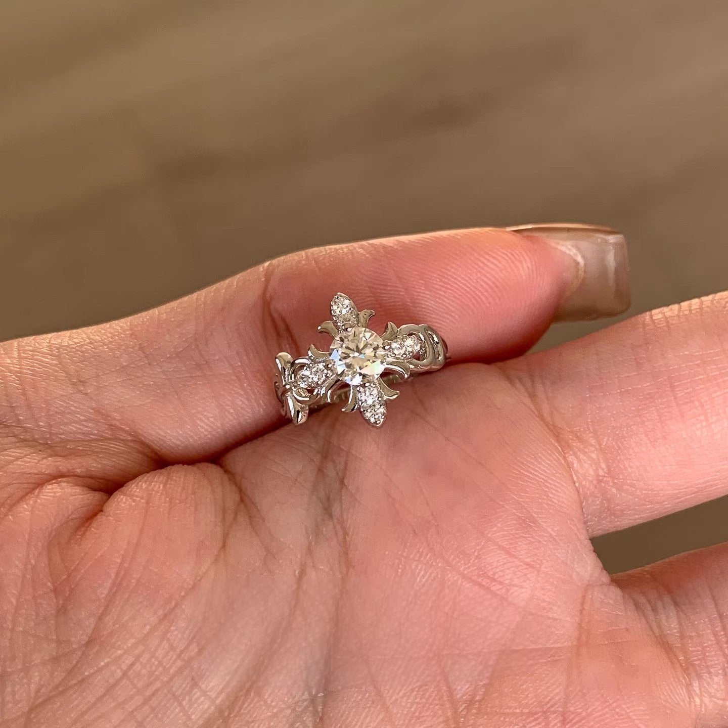 Wholesale Vintage Style Cross Iris Copper Ring Electroplated Fashion Jewelry Accessory