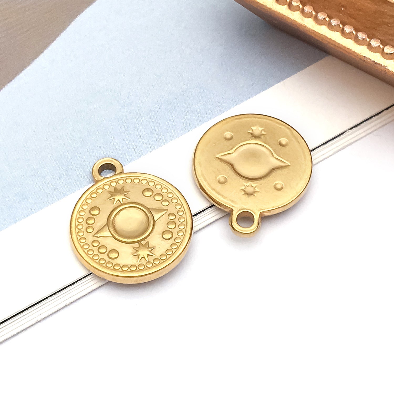 Wholesale Stainless Steel  Golden Sun Devil' s Eye Round Plate Special-Shaped Charms