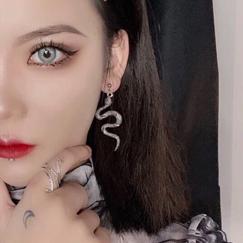Wholesale  fashion snake ring personality punk skull hand bone ring