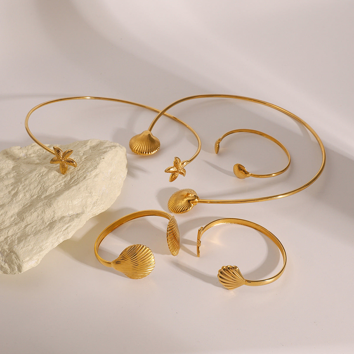 Wholesale  retro style 18k gold stainless steel small scallop simple opening bracelet