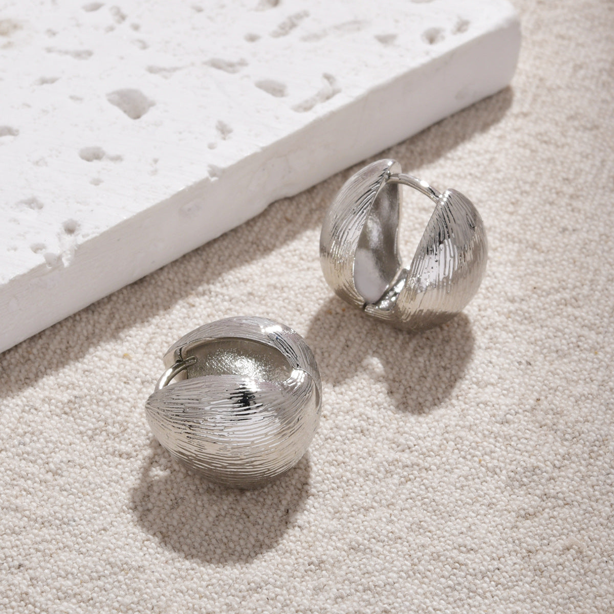 Wholesale  Retro Fashion Distinctive Water Drop Wire-drawing Striped Ear Buckle