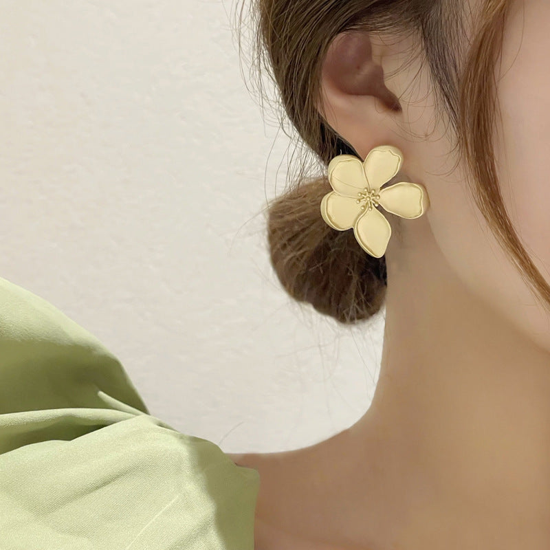Wholesale Trendy Gold-Plated Alloy Flower Earrings Vintage French Design for Party Wear and Everyday Jewelry Accessory
