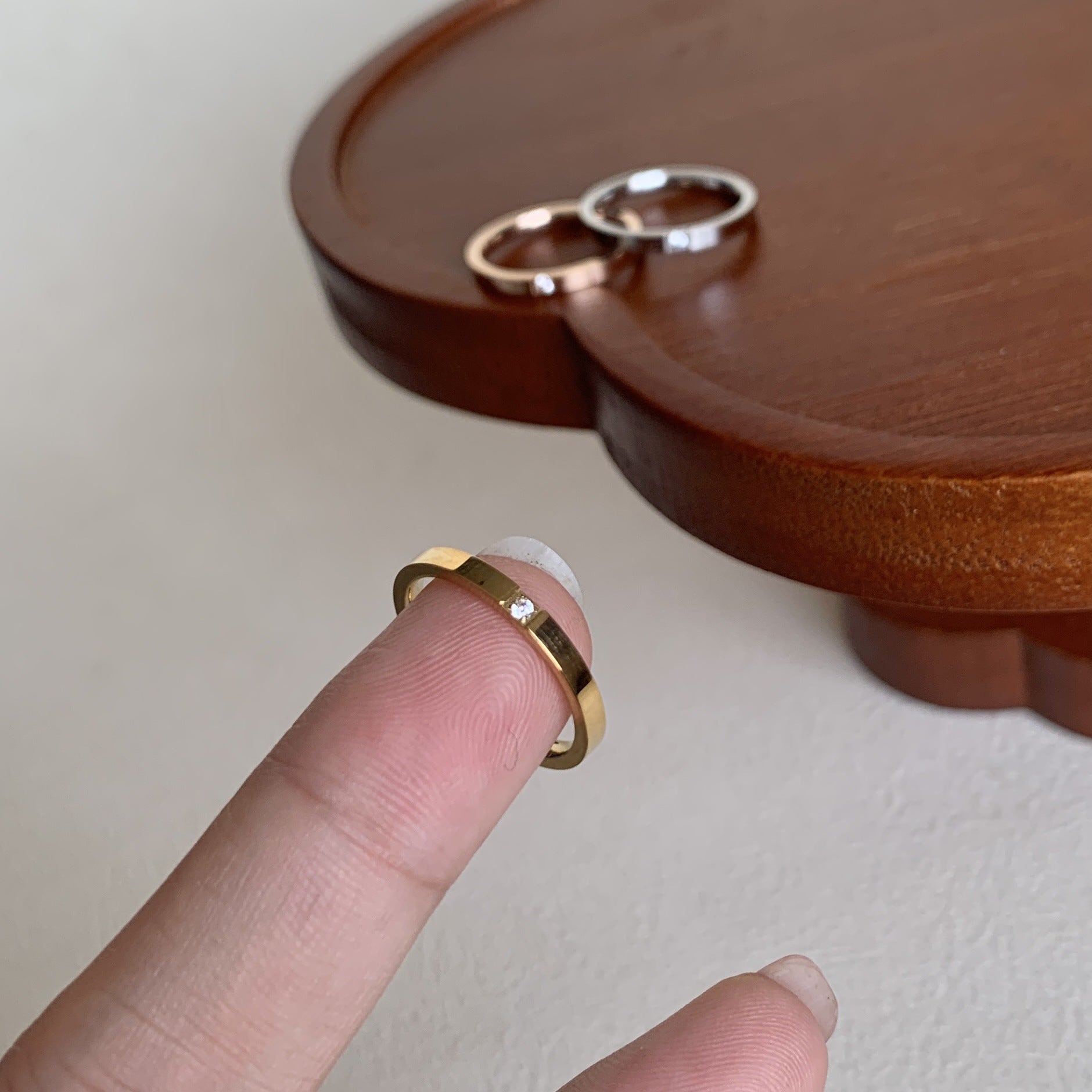 Wholesale Stylish Minimalist Couple Stacking Ring Thin Band Titanium Steel Gold Plated Single Diamond Fashion Jewelry Accessory Boutique Resale