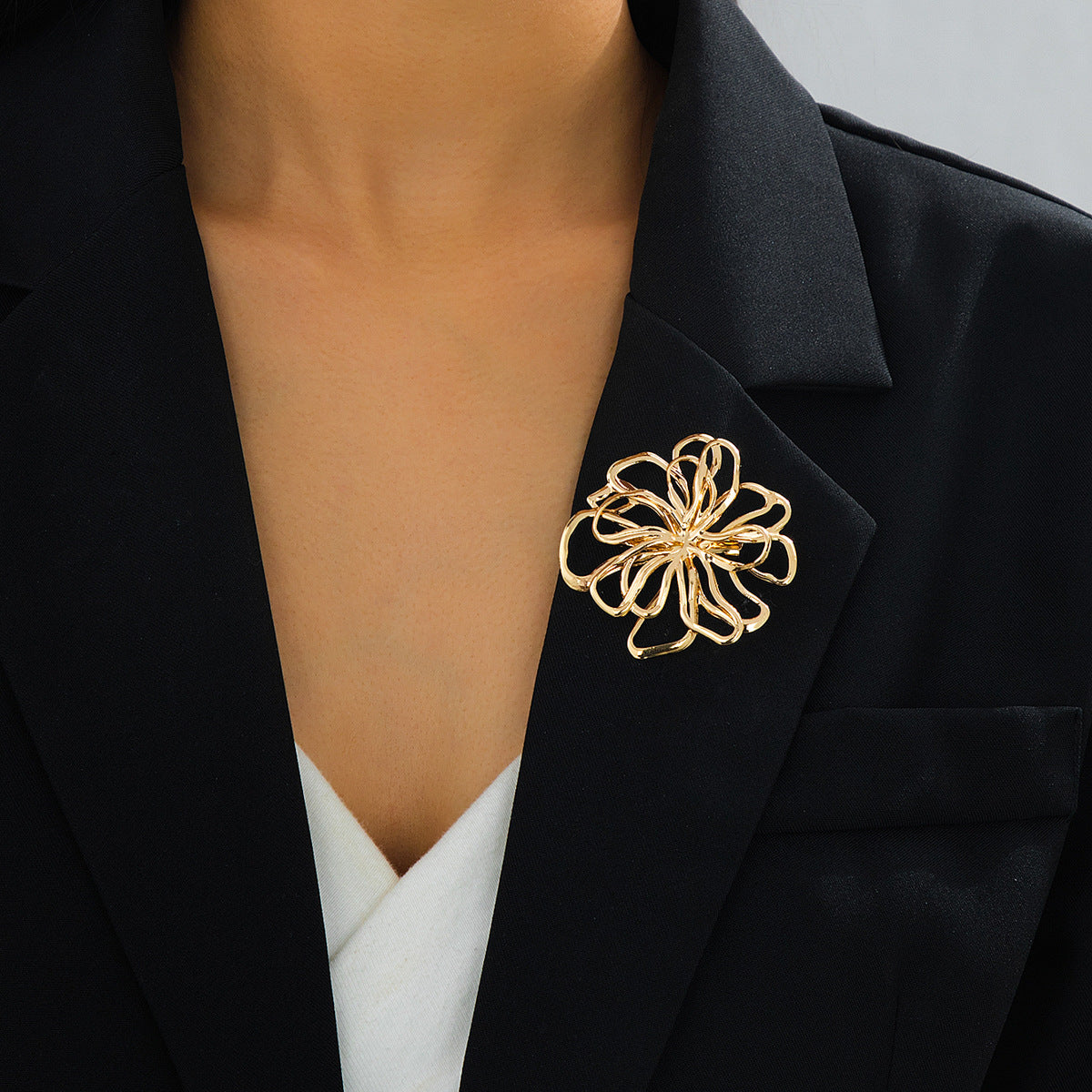 Wholesale Chic Gold Hollow Flower Brooch Fashion Jewelry Accessory For Women Daily Party