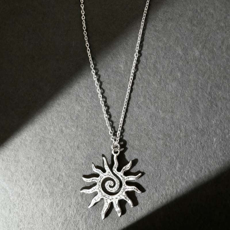 Wholesale Zinc Alloy Gold Hollow Sun Pendant Necklace Electroplated Finish Fashion Accessory Women Party Gift