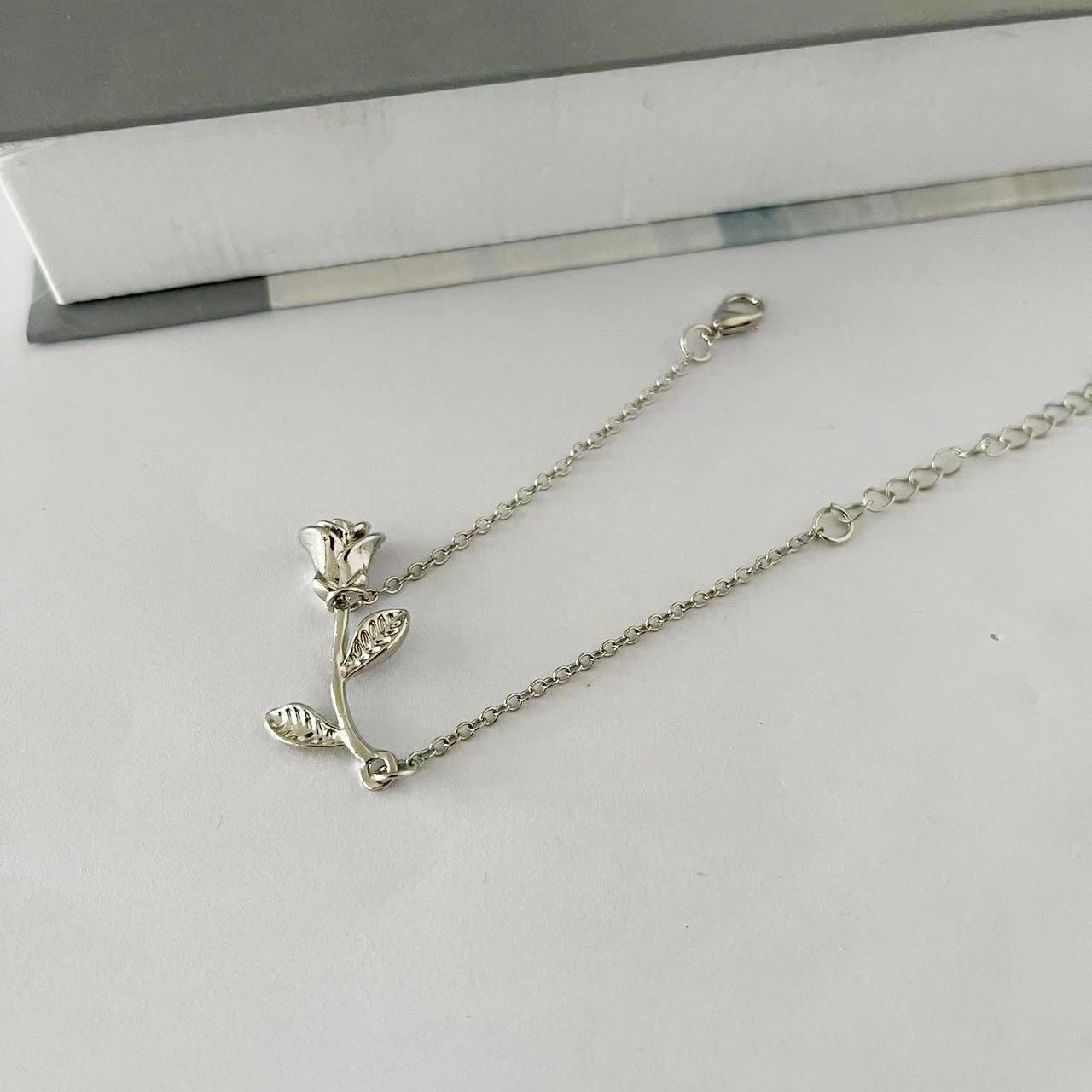 Wholesale Alloy Electroplated Bracelet for Women with Golden Flower Leaves Design Jewelry Accessory Gift