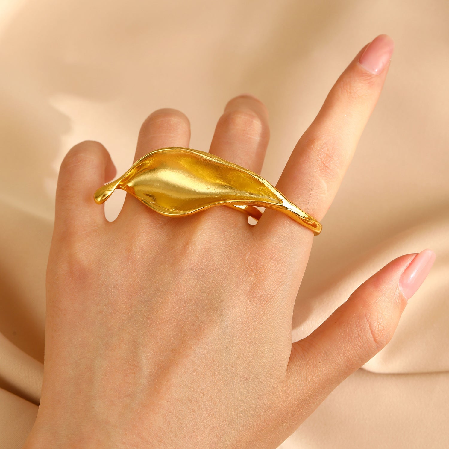 Wholesale Exaggerated Alloy Frosted Leaf Shape Opening Ring