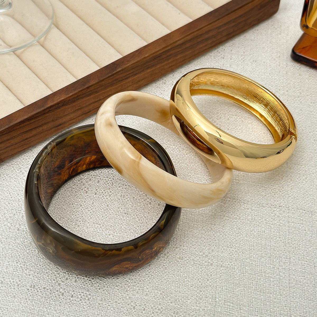 Wholesale Acrylic Curved Retro Wide Bracelet For Women Glossy Resin Dip Dye Fashion Jewelry Accessory Everyday Gift