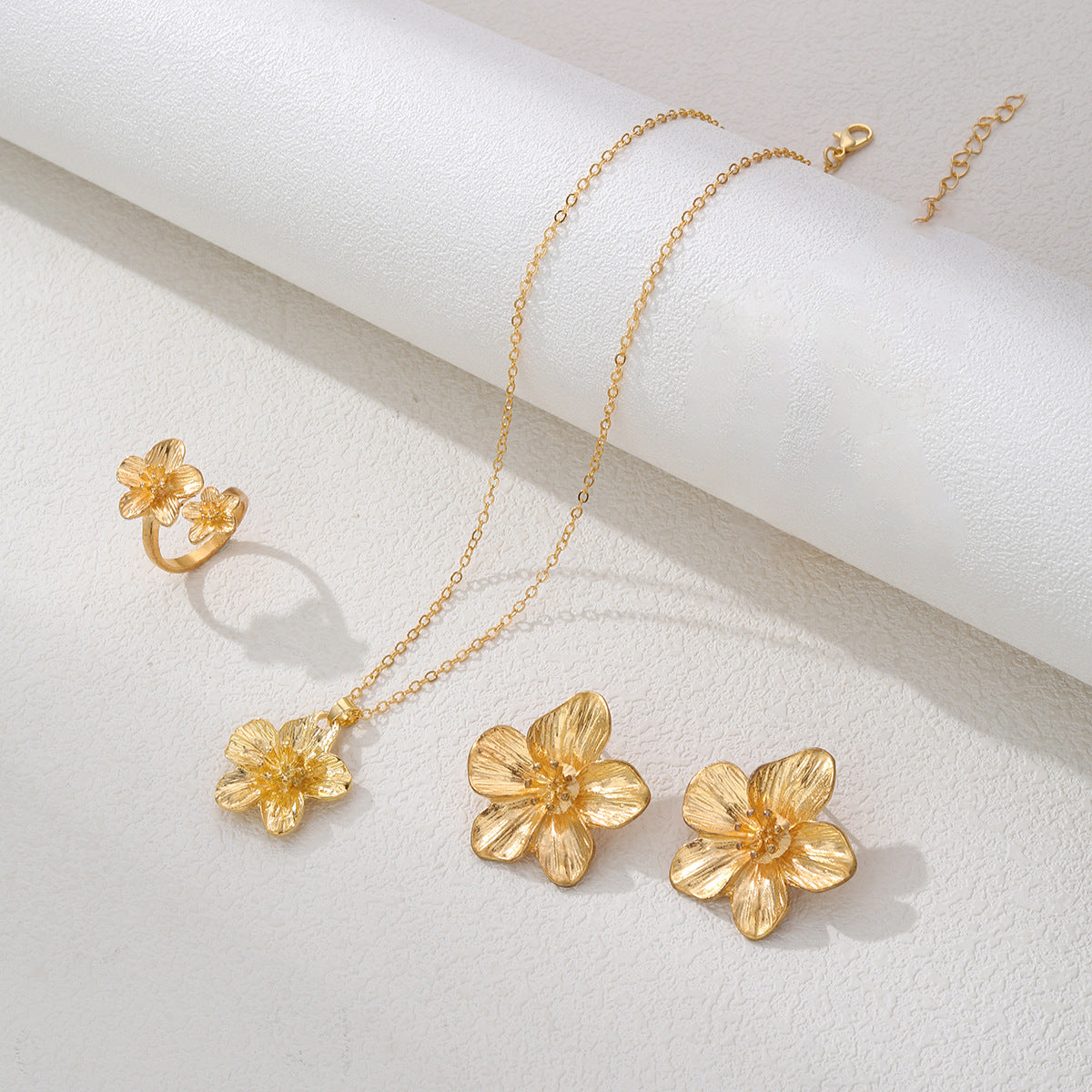Wholesale Vintage Gold Flower Jewelry Set With Necklace Bracelet Ring Earrings Alloy Electroplated Party Wear Accessory