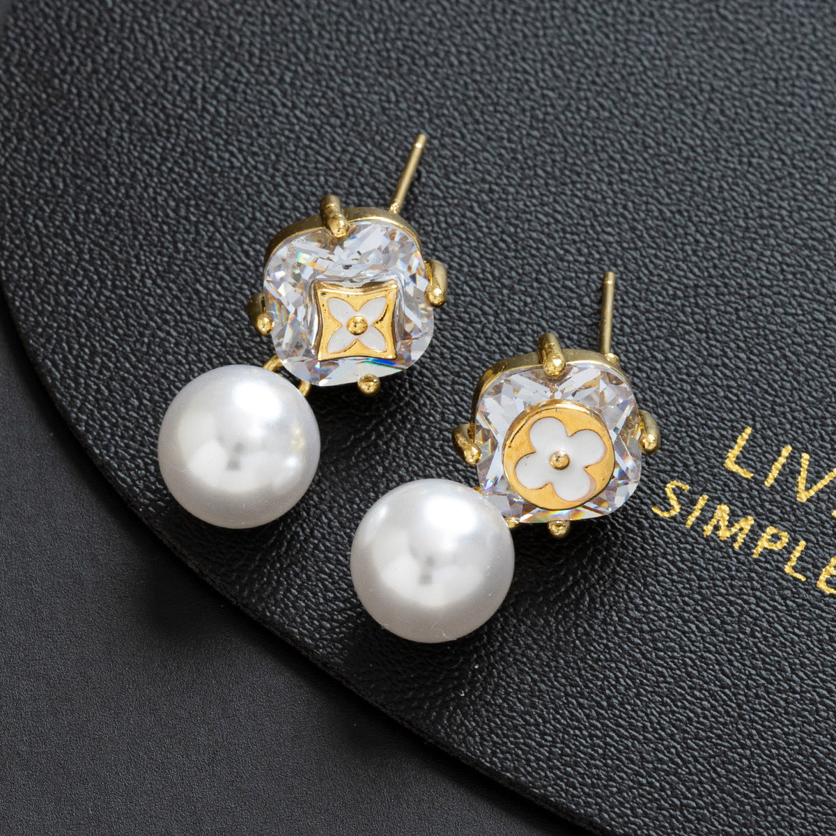 Wholesale Trendy Four Leaf Clover Pearl Stud Earrings Copper Plated Gold Zircon Jewelry Accessory Boutique Resale