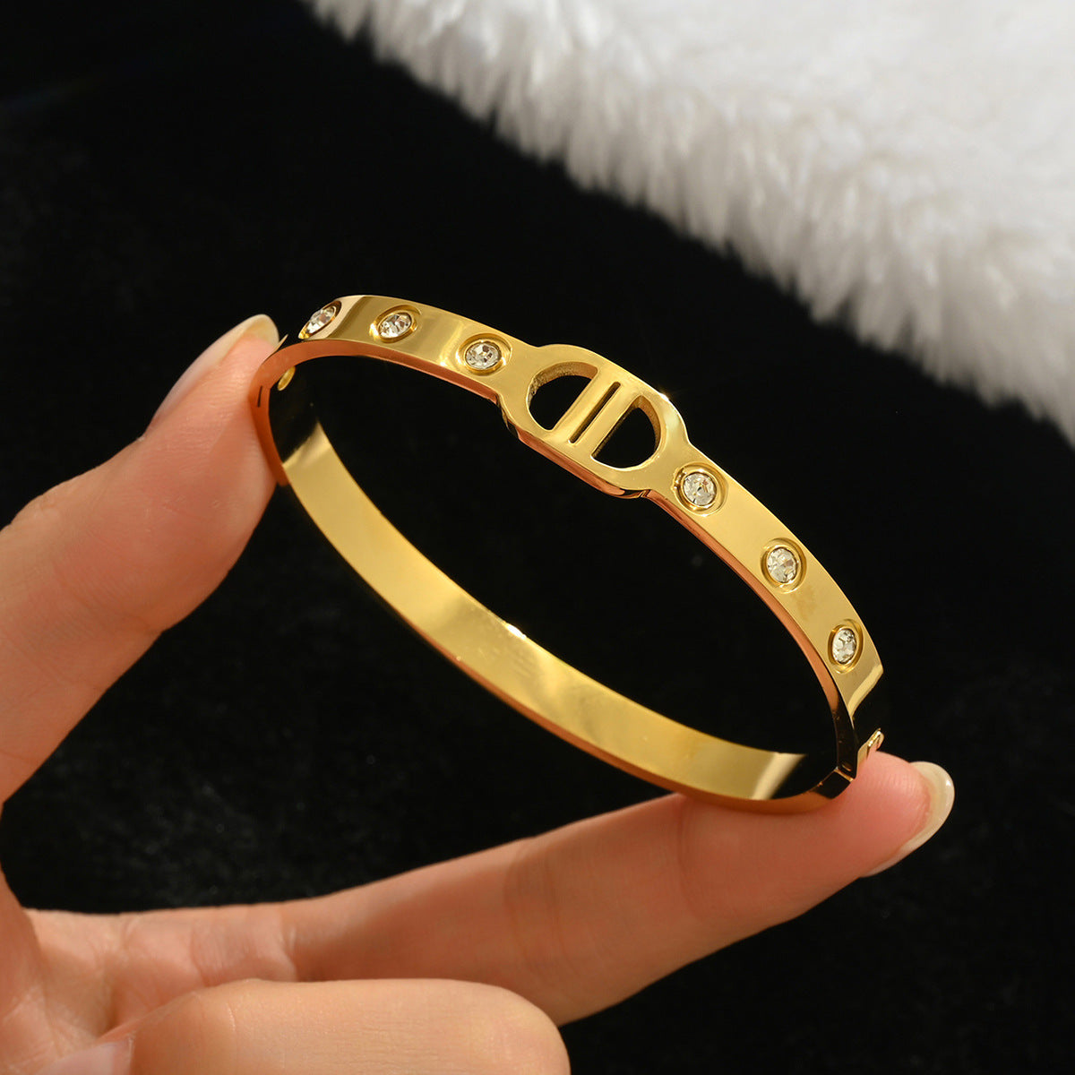 Wholesale Titanium Steel Gold Electroplated Studded Bracelet Set Fashion Jewelry Accessory