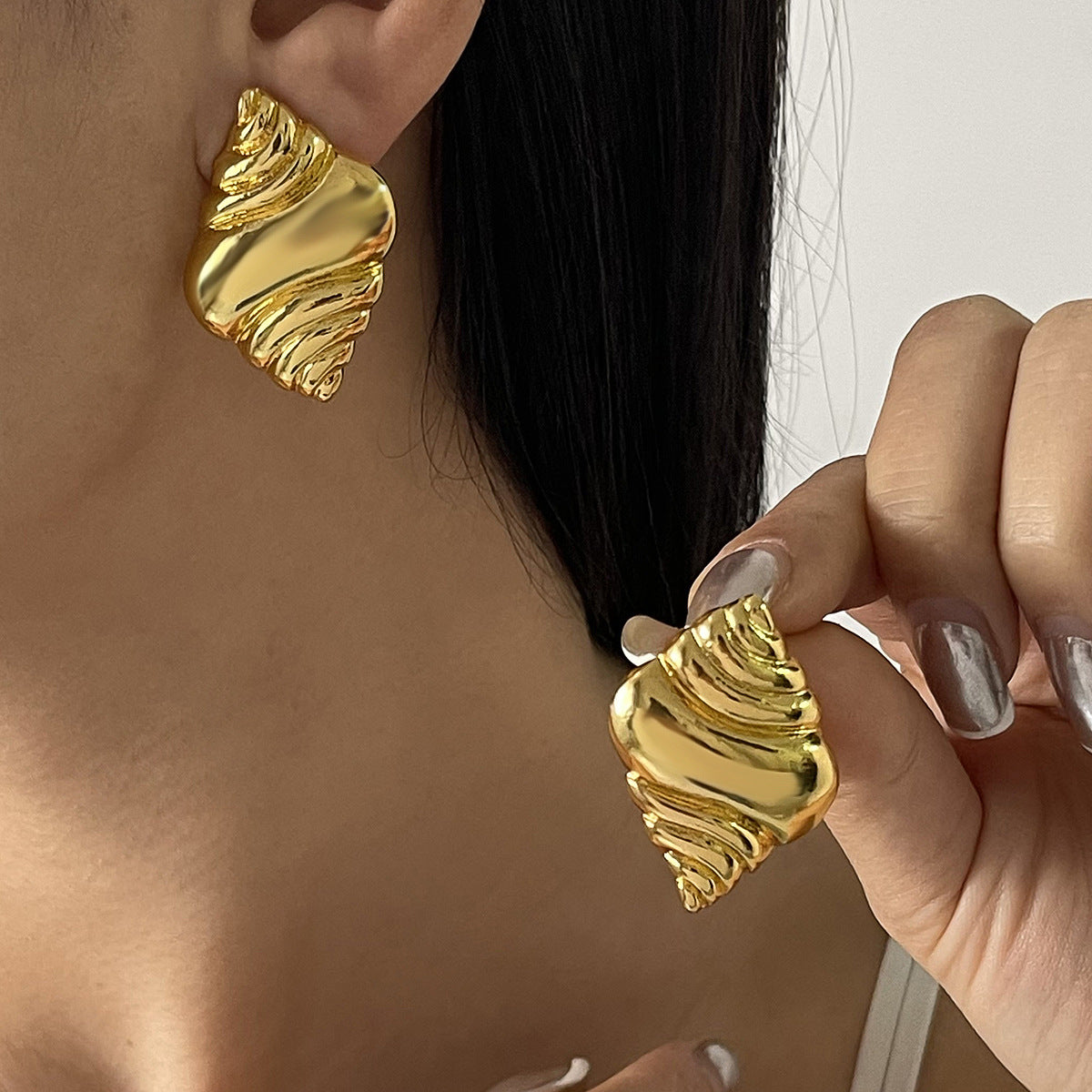 Orecchini all'ingrosso in lega di conchiglia creativa con personalità di nicchia, orecchini a vento da spiaggia e oceano