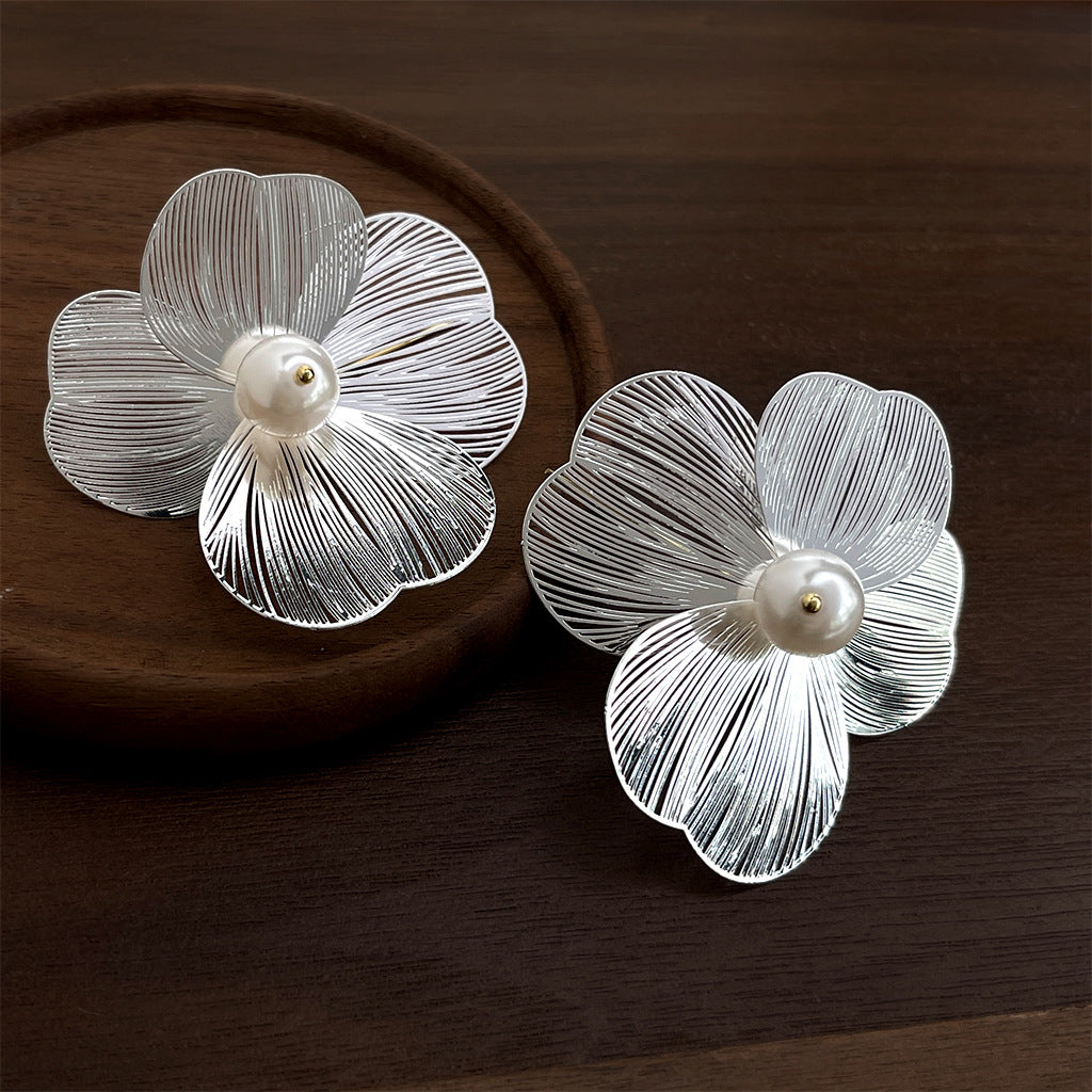 Wholesale White Camellia Heart Shape Flower Earrings for Party Wear Fashion Accessory