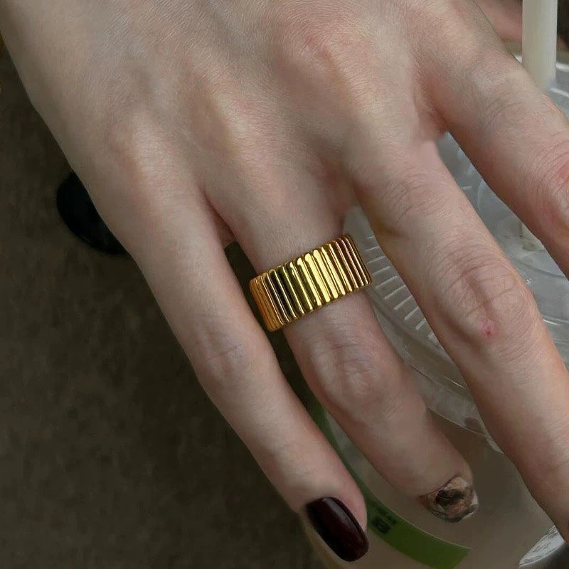 Wholesale Tiger Eye Oil Painting Palace Style Stacking Ring – Boutique Resale Fashion Accessory