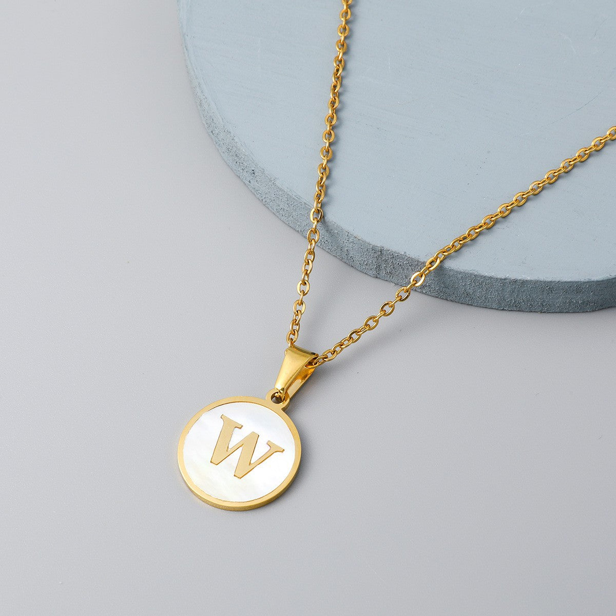 Wholesale Round Stainless Steel Gold Plated Letter Pendant Necklace for Women Fashion Accessory Gift