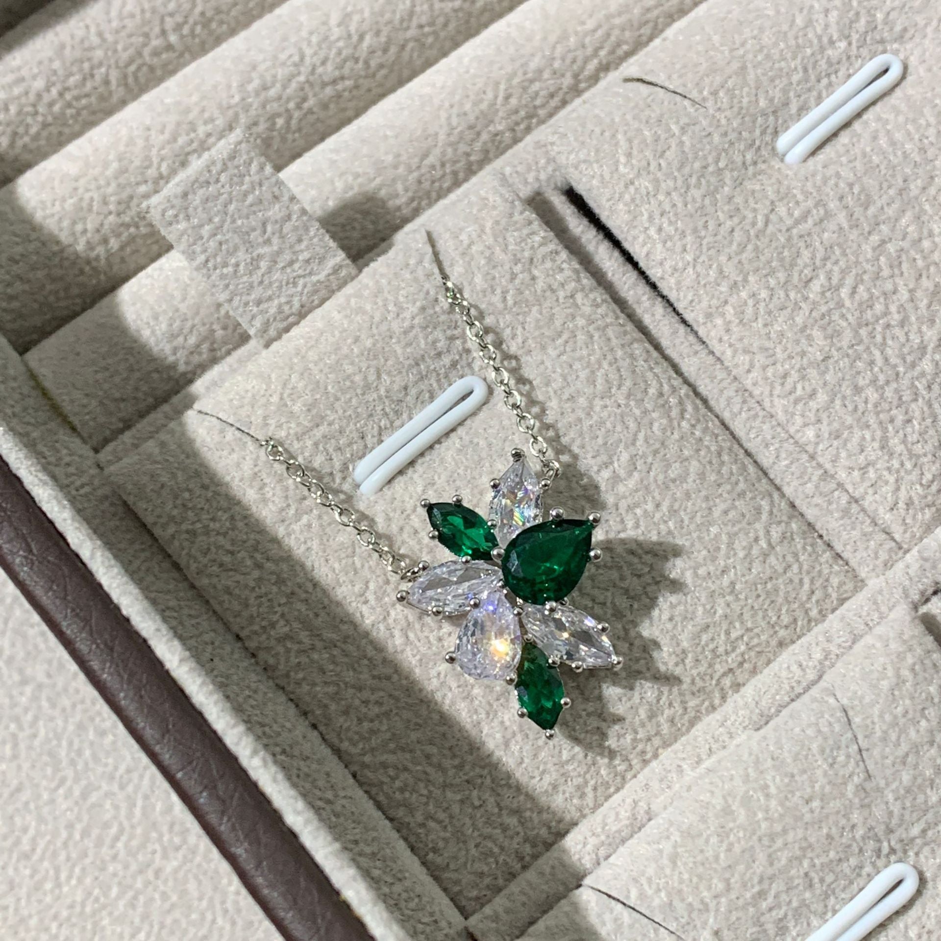 Wholesale  flower cluster necklace female V gold water drop  irregular pendant flower necklaces