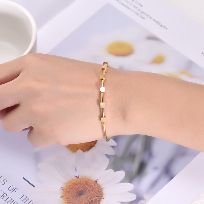 Bracciale a forma di C in acciaio al titanio all'ingrosso