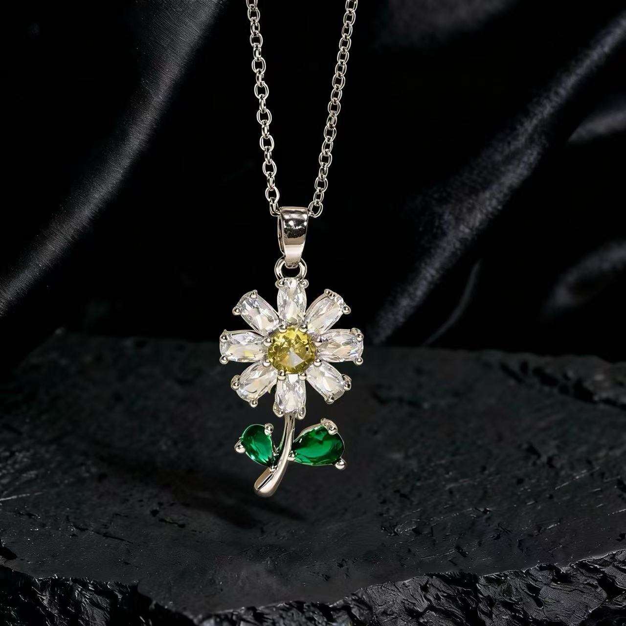 Wholesale Gold Plated Copper Zircon Sunflower Necklace Layering Jewelry For Women Trendy Party Fashion Accessory Everyday Wear Boutique Resale