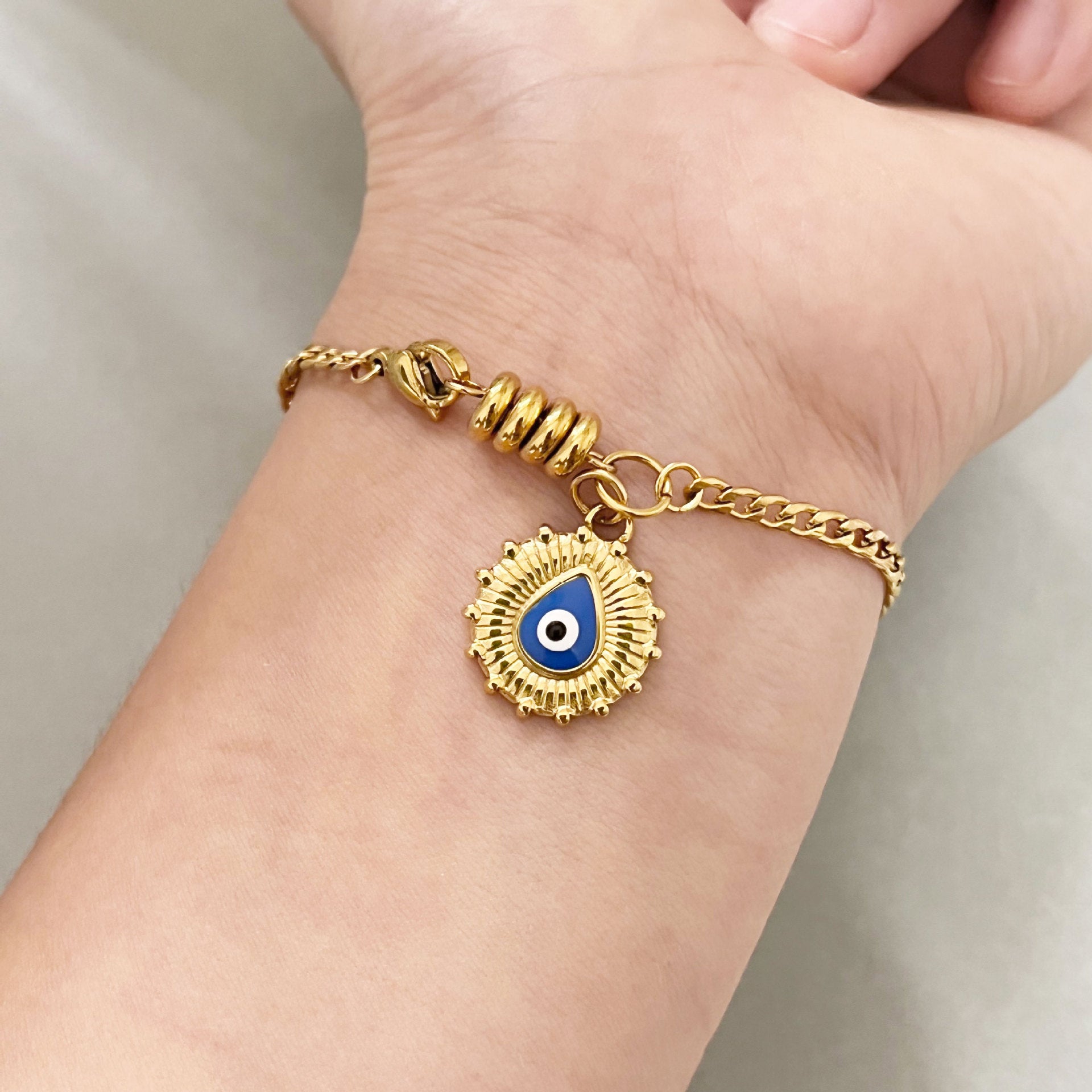 Wholesale  round devil' s eye  stainless steel bracelet