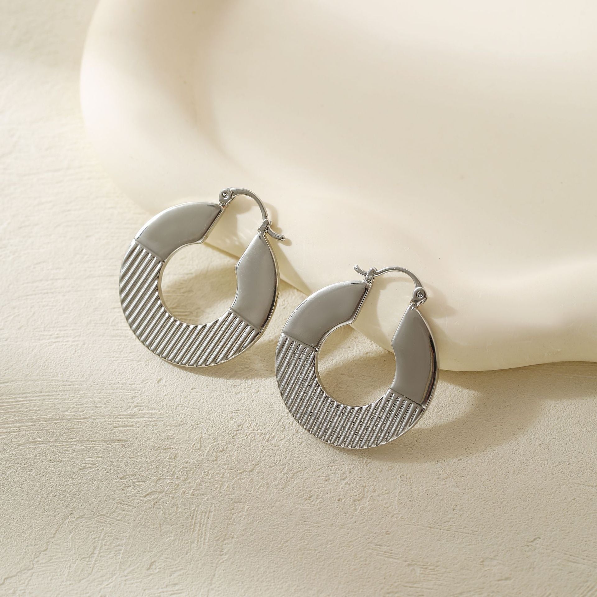 Wholesale  silver pigment hoop earrings hoop earrings