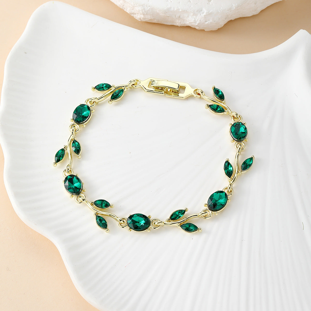 Wholesale Trendy Floral Leaf Bracelet - Zinc Alloy Fashion Accessory for Couples