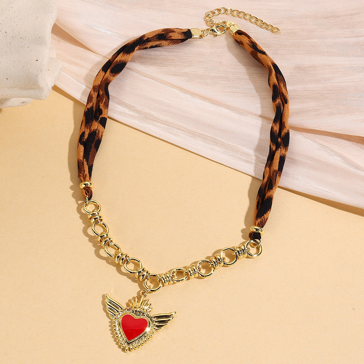 Wholesale  Model Light Luxury High-End Vintage Silk f Leopard Print Necklace with Unique Design Heart Pendant Leopard Print Necklace