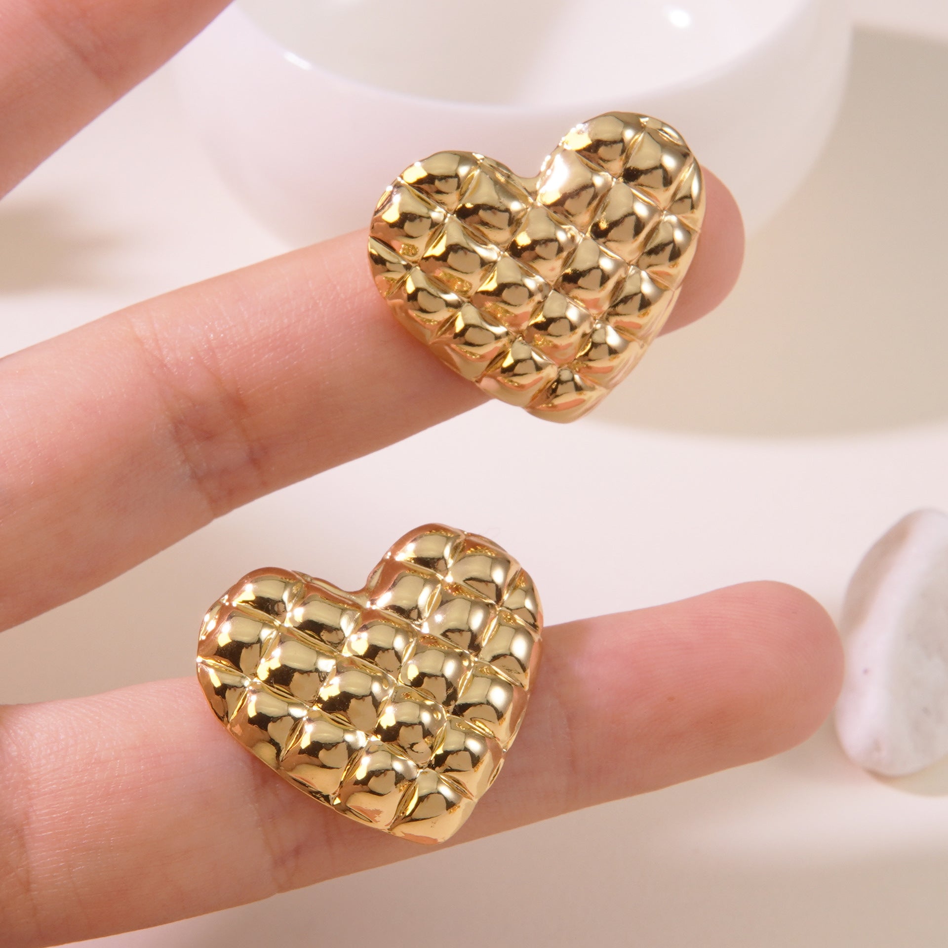 Wholesale  retro sweet cool stainless steel peach heart earrings