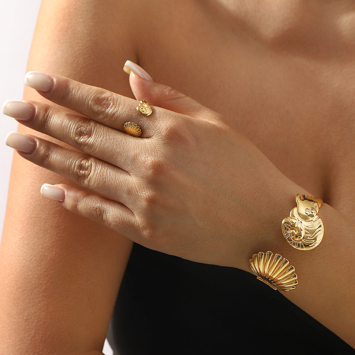 Bracciale ad anello aperto con conchiglia smerlato serie Ocean in acciaio inossidabile all'ingrosso