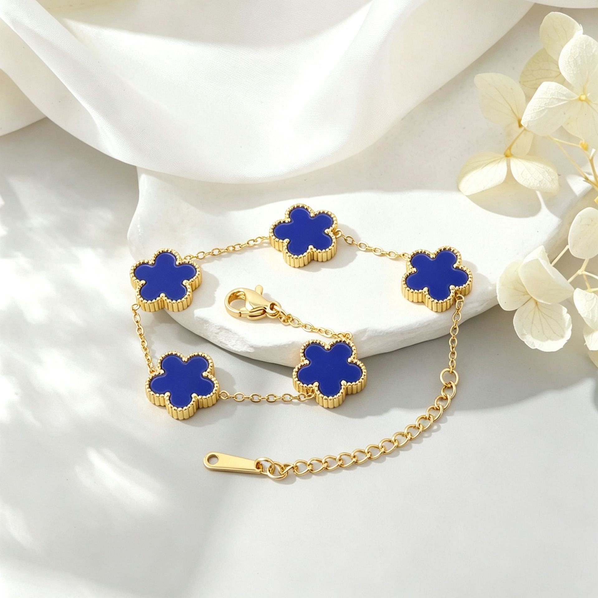 Wholesale 18K Plated Stainless Steel Five-Leaf Flower Bracelet with Mother-of-Pearl,  Fashionable Everyday Jewelry Accessory