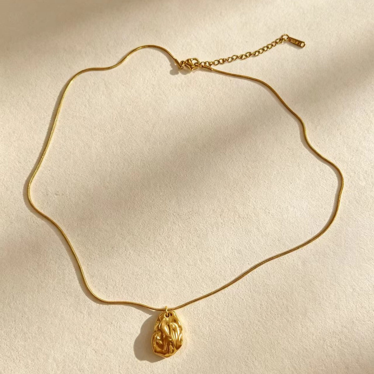 Wholesale 18K Gold Plated Titanium Steel Snake Chain Necklace Wavy Textured Pendant Collarbone Jewelry Boutique Resale Gift