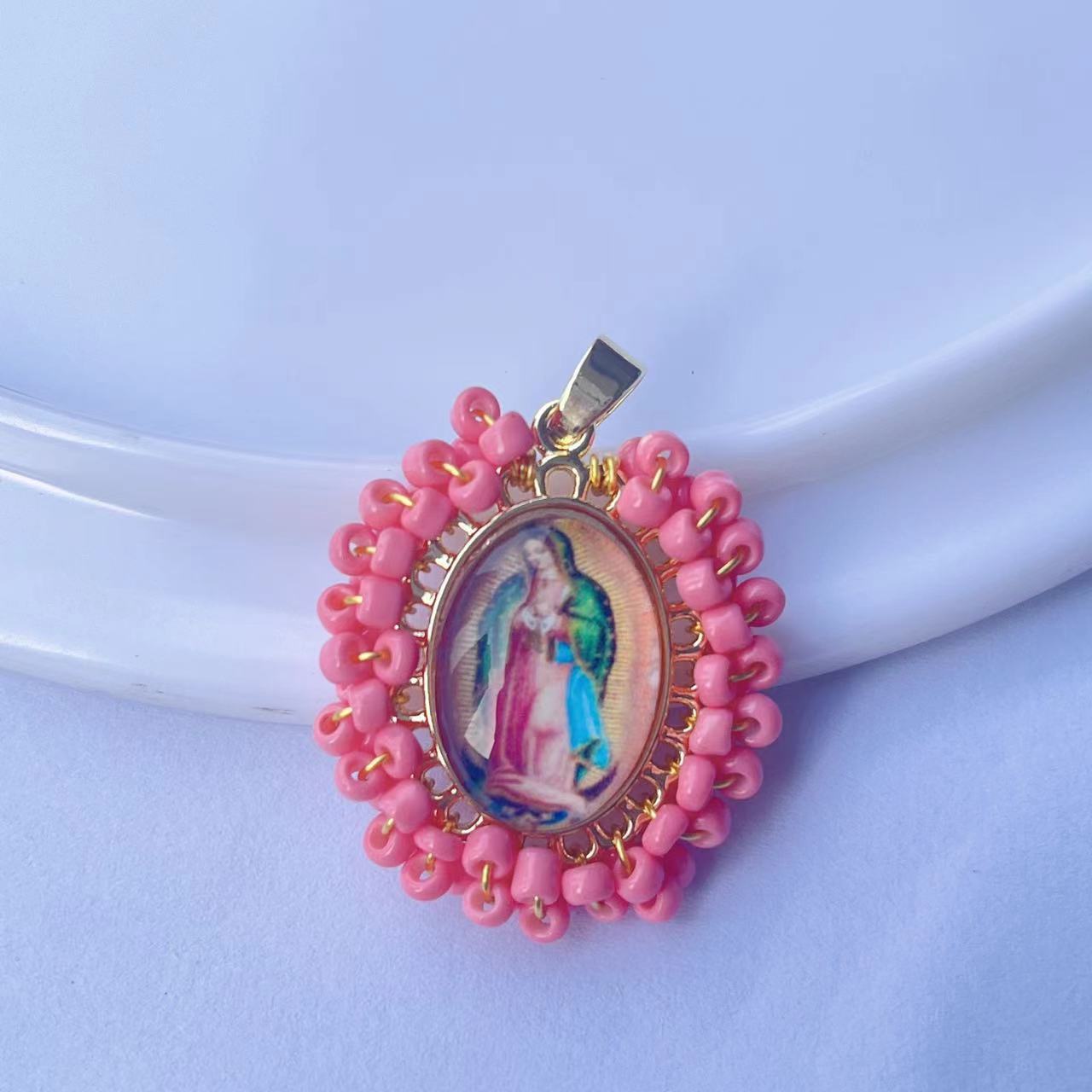 Wholesale Gold hand-woven millet bead oval portrait pendant female jewelry  necklace pendant