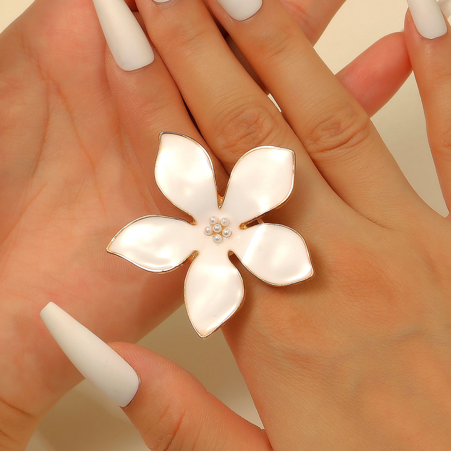 Wholesale Exaggerated Alloy White Flower Oil-Drip Ring