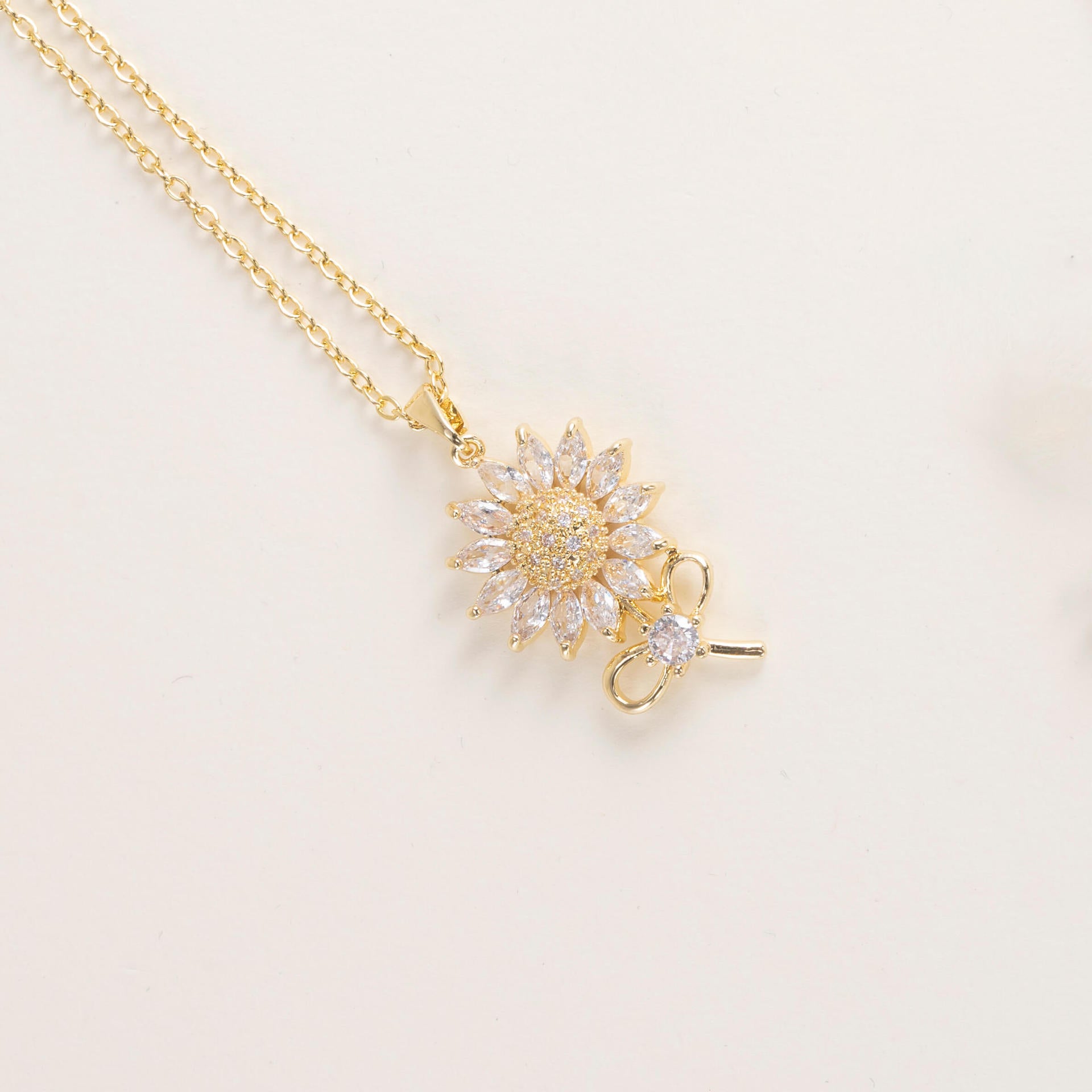 Wholesale Red Sunflower Pendant Sweater Chain Copper Fashion Jewelry Accessory for Women Boutique Resale