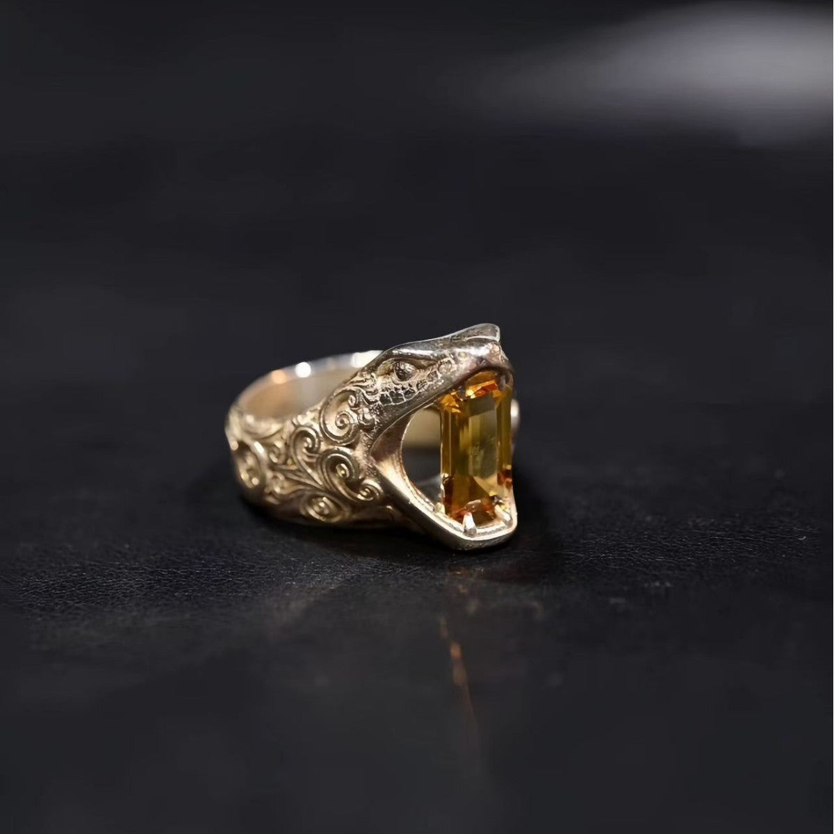 Wholesale Vintage Snake Engraved Ring Faux Citrine Men' s Fashion Accessory