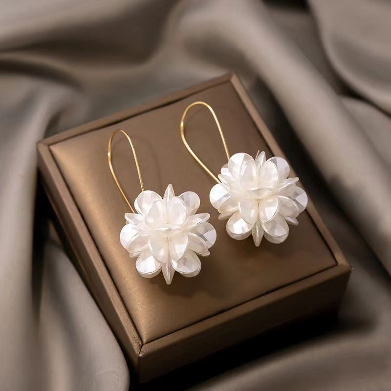 Wholesale Luxury Style White Petal Geometric Floral Ball Earrings