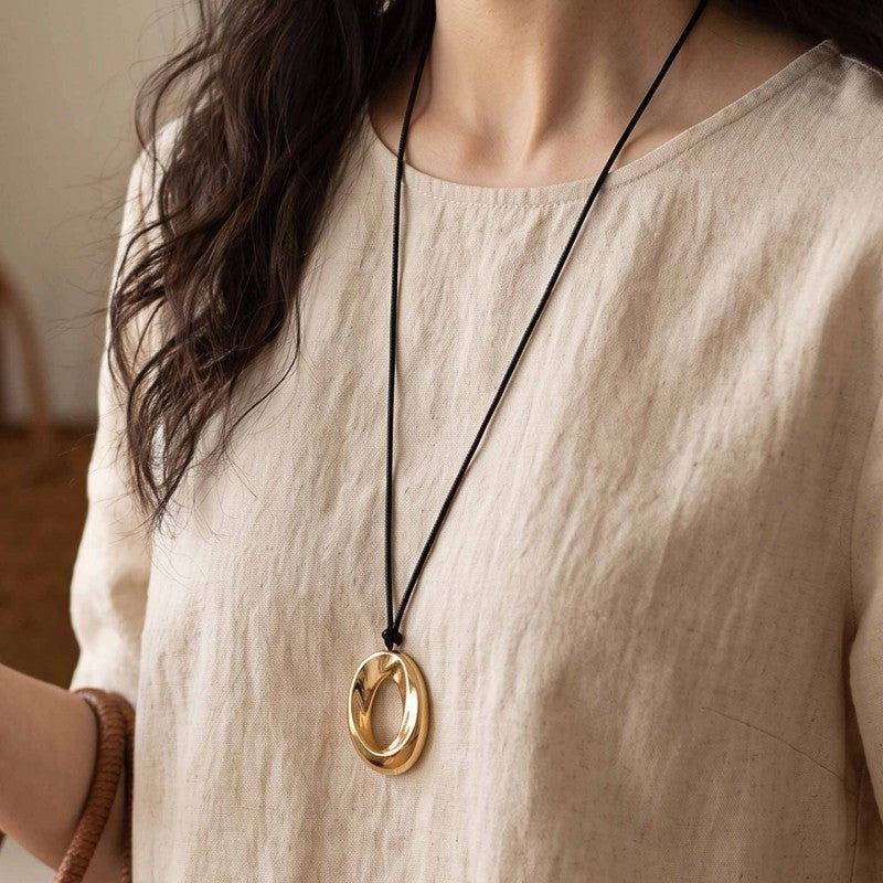 Wholesale Gold Alloy Oval Pendant Necklace Ethnic Style Minimalist Collarbone Chain Trendy Jewelry Accessory For Boutique Resale