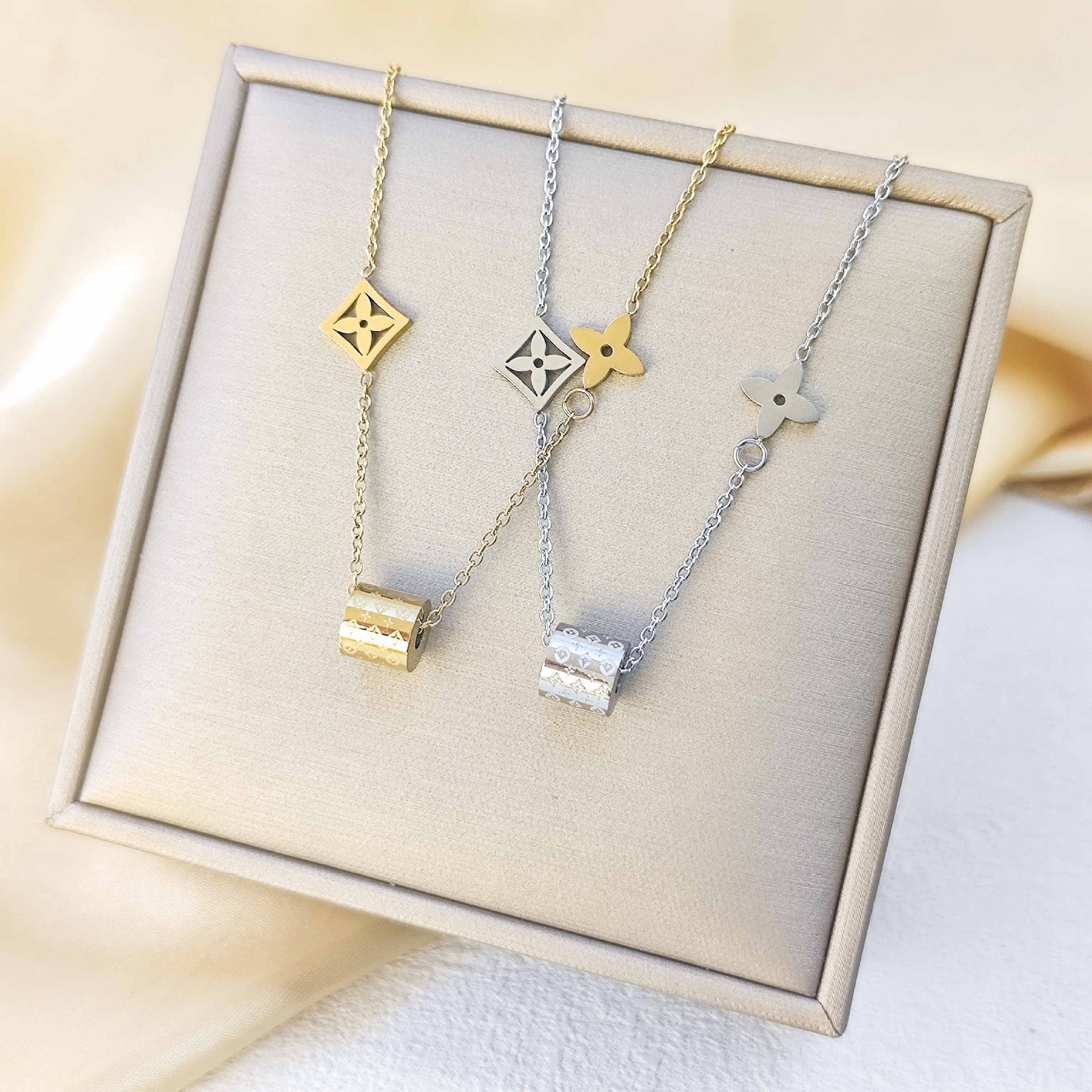 Wholesale Titanium Steel Four-Leaf Clover Necklace Fashion Jewelry for Women Electroplated Finish Resale Accessory