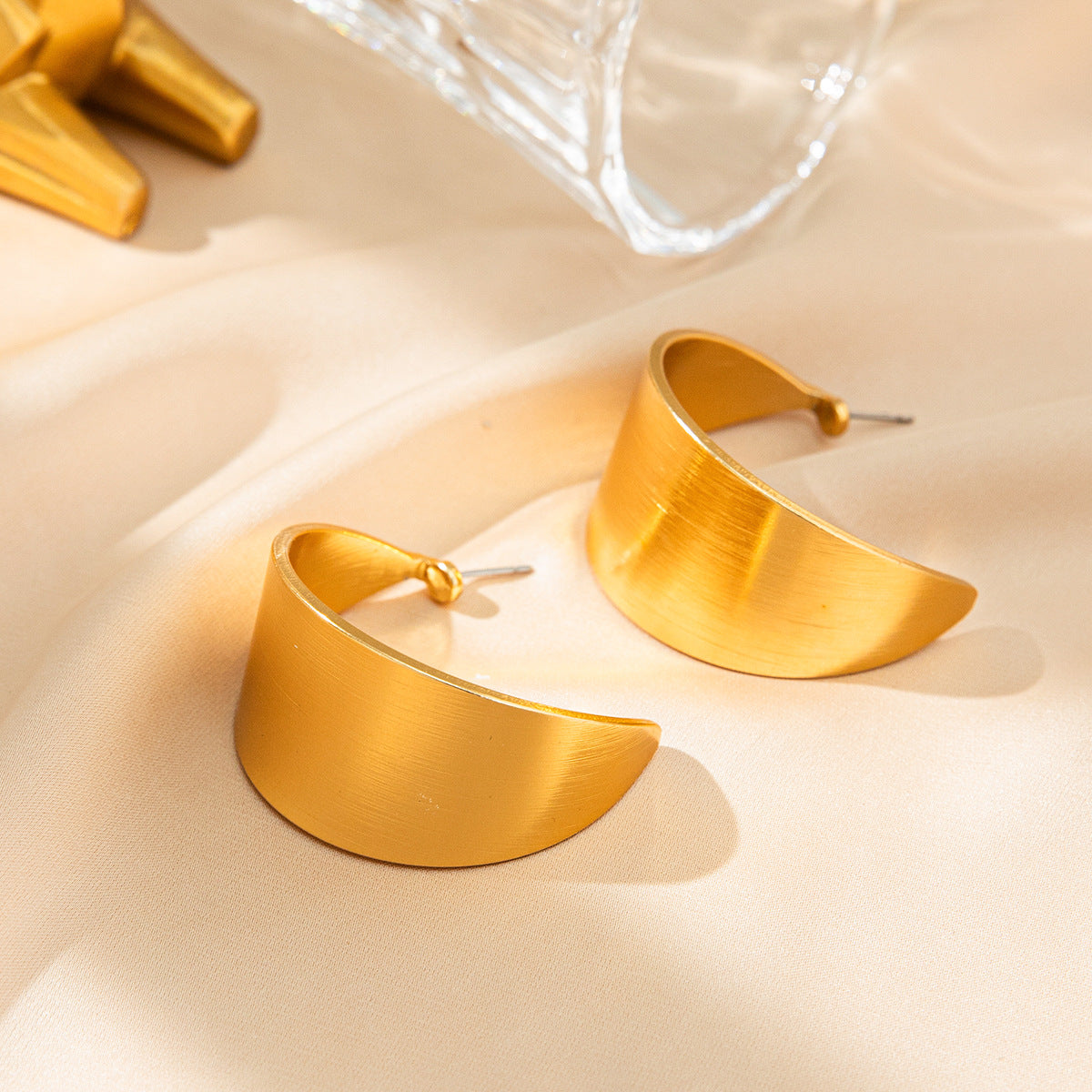 Wholesale five-pointed star gold earrings