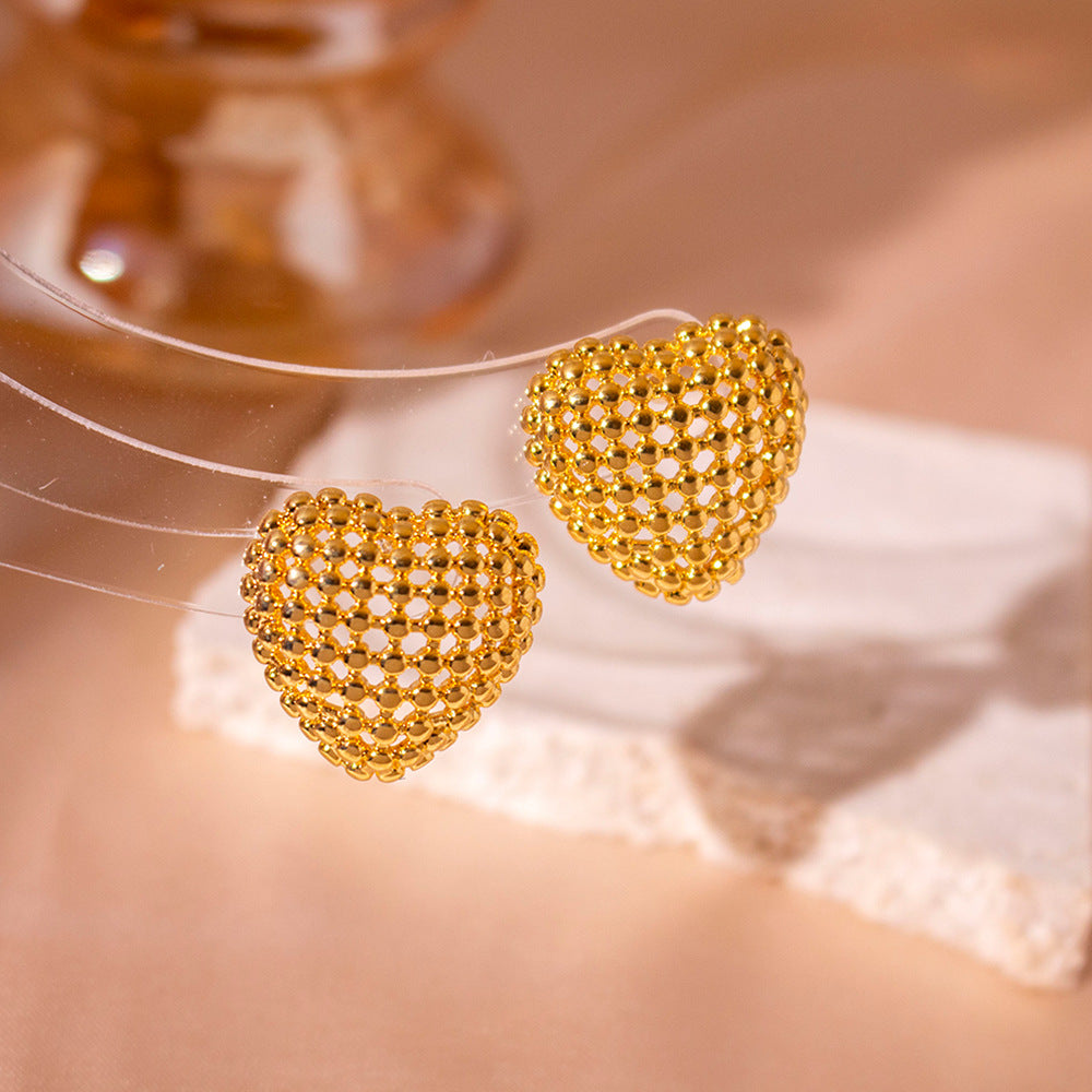 Wholesale  hollow love earrings light luxury retro heart-shaped design earrings