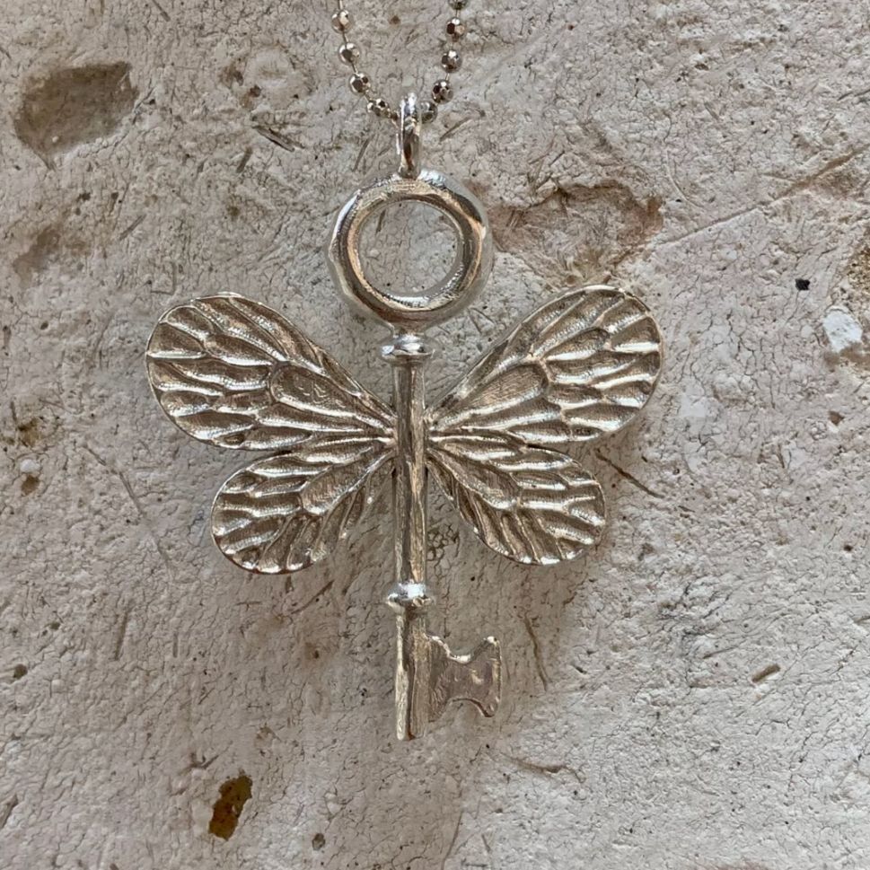 Wholesale Electroplated Alloy Retro Key Butterfly Pendant Necklace - Fashion Accessory for Women