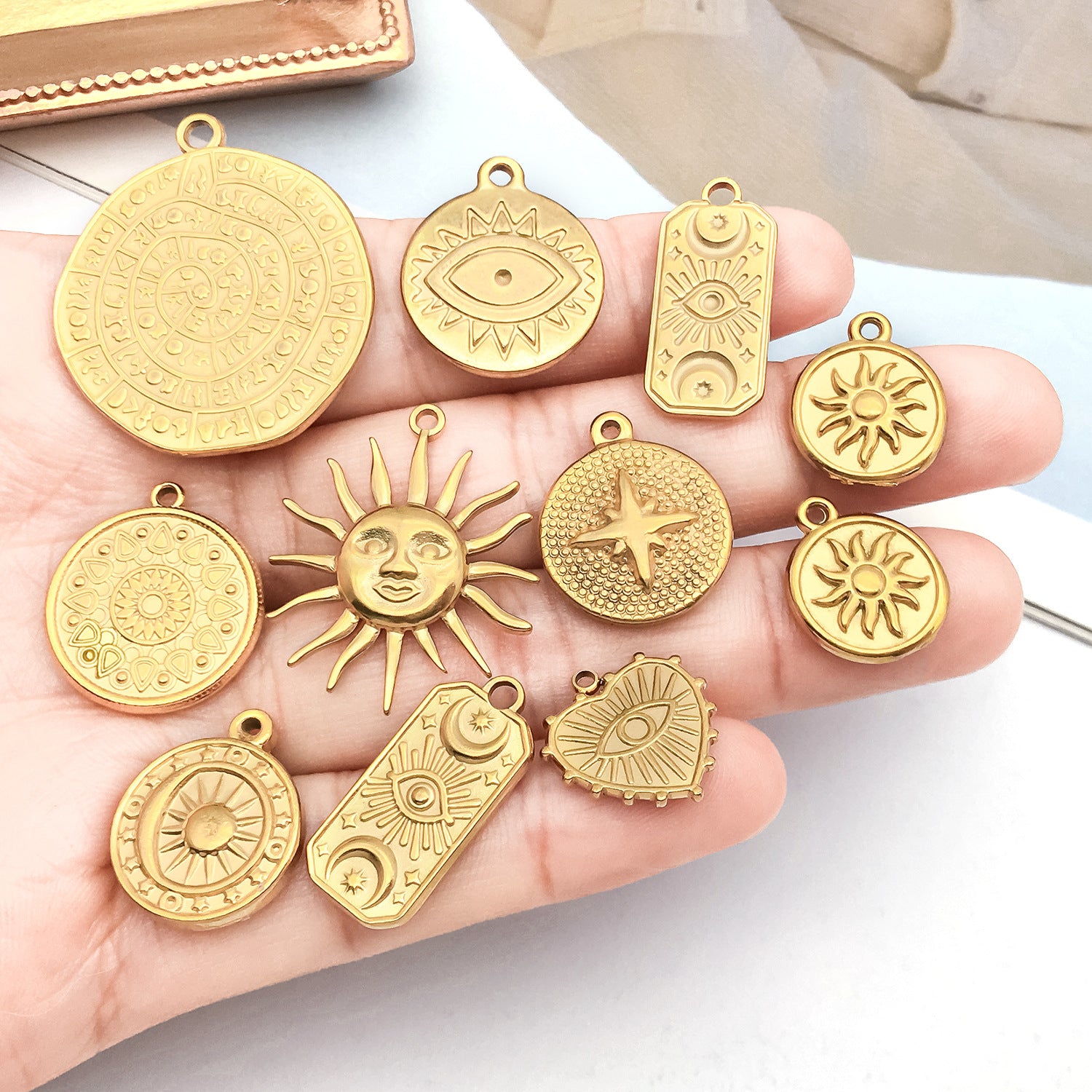 Wholesale Stainless Steel  Golden Sun Devil' s Eye Round Plate Special-Shaped Charms