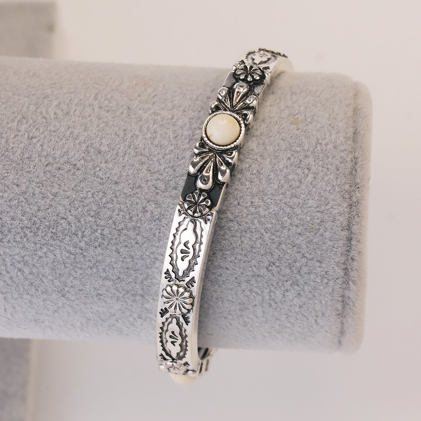 Wholesale Retro Turquoise Inlay Bracelet Zinc Alloy Round Stone Jewelry Accessory For Everyday Wear