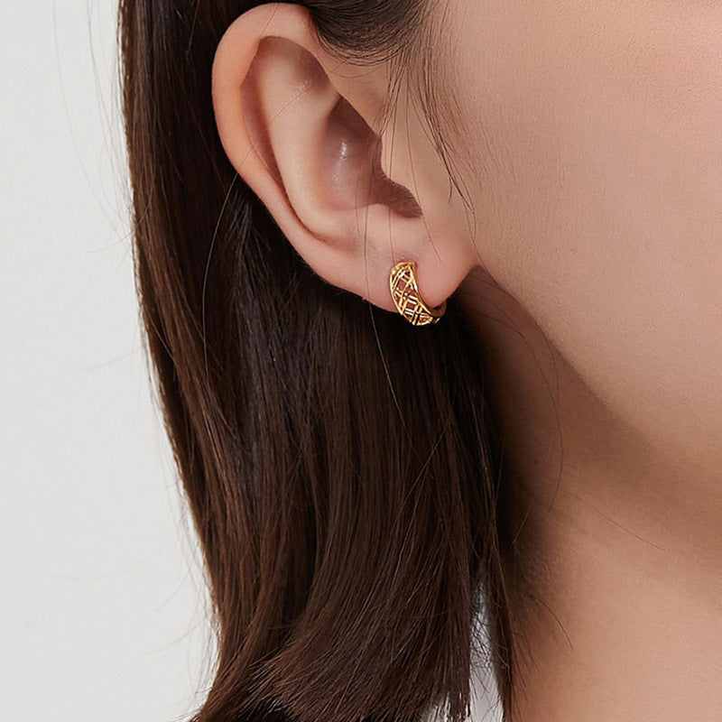 Wholesale S925 Sterling Silver Retro Mesh Pattern Hollow Light Luxury Geometric Earrings