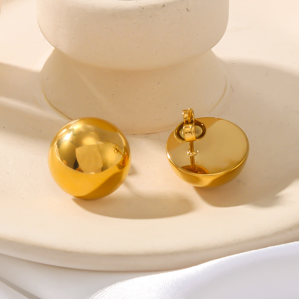 Wholesale  hemispherical smooth simple stainless steel 18K gold plated vintage earrings
